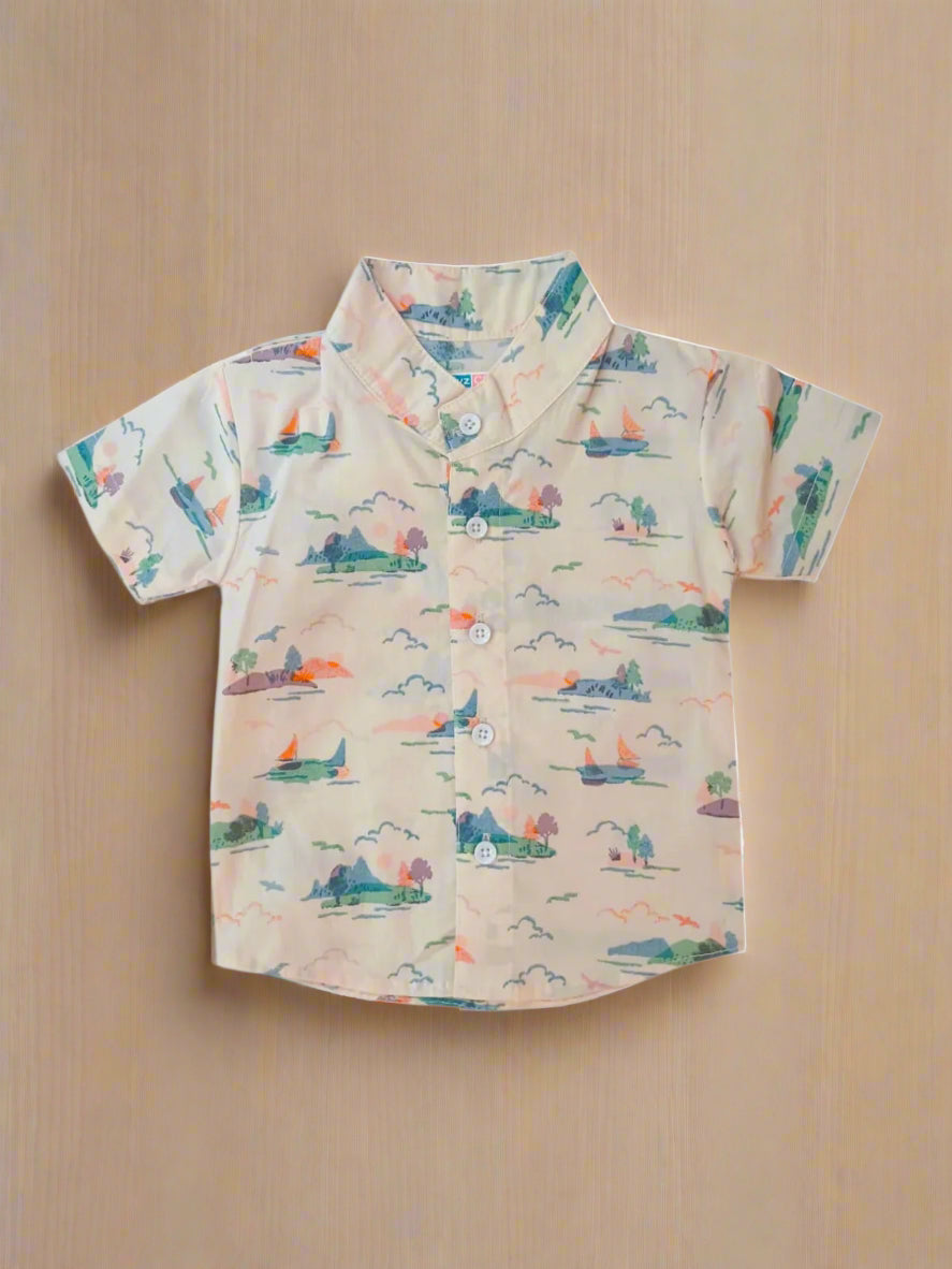 Children's short-sleeve shirt with mountain pattern on a pastel background