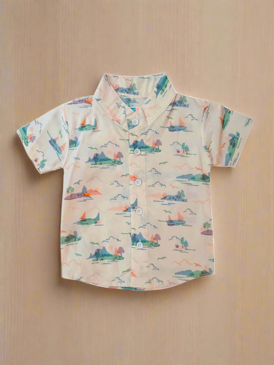 Children's short-sleeve shirt with mountain pattern on a pastel background