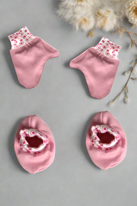 Soft cotton newborn baby mittens and booties set in pink color for 0–6 months with printed elastic bands